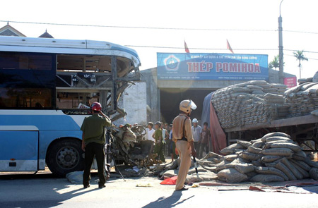Tai nạn giao thông trên quốc lộ, đường cao tốc xảy ra ngày càng nhiều. (Ảnh vụ tai nạn xảy ra ngày 5-7-2011 tại xóm Tân Vịnh, bắc thị trấn Nghèn, huyện Can Lộc, tỉnh Hà Tĩnh).